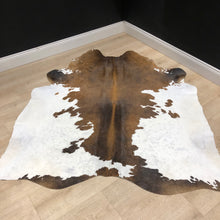 Load image into Gallery viewer, L Longhorn Cowhide Rug (short haired)
