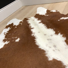 Load image into Gallery viewer, XL Chestnet Hereford Cowhide Rug
