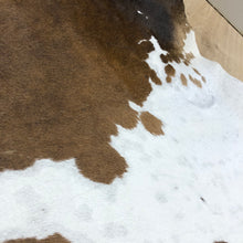 Load image into Gallery viewer, L Longhorn Cowhide Rug (short haired)
